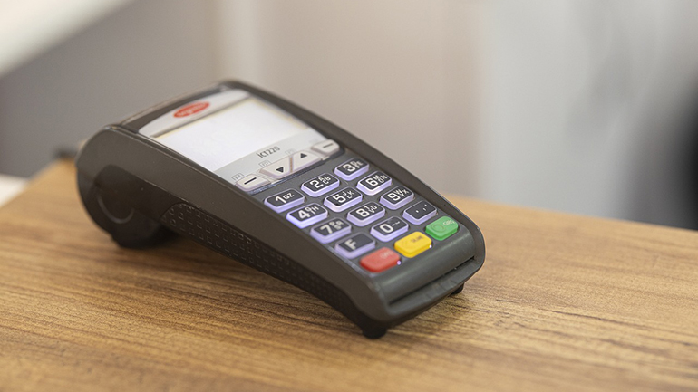 Σε νέο ψηφιακό περιβάλλον η φορολογία με τη διασύνδεση ταμειακών μηχανών και POS – Πώς θα λειτουργήσει